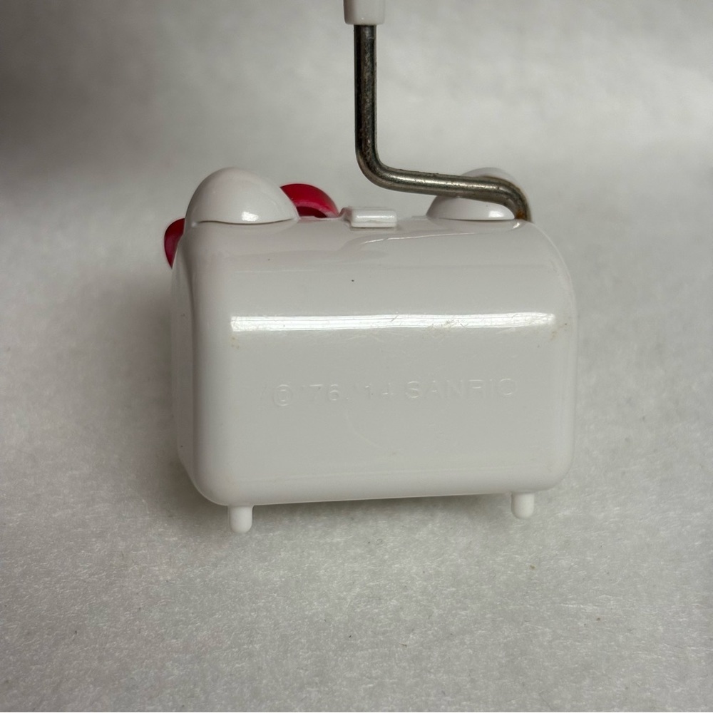 HELLO KITTY Mini Lint Roller Keychain White Cat - Picture 13 of 16